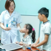 Điều dưỡng Trịnh Thị Hậu, Khoa Miễn dịch – Dị ứng – Khớp, Bệnh viện Nhi Trung ương hướng dẫn cha mẹ và các bé cách xịt thuốc dự phòng hen tại nhà.