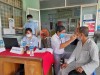 Đoàn cán bộ Y tế khám bệnh lý về mắt; đo thị lực cho người cao tuổi.