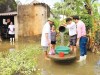 Rửa bể nước, giếng nước, dụng cụ chứa nước và dùng hóa chất để khử trùng nước ăn uống và sinh hoạt theo hướng dẫn của nhân viên y tế.