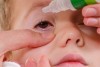 Rửa sạch tay bằng xà phòng và nước ấm trước khi nhỏ thuốc đau mắt cho trẻ.
