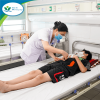 ThS Đỗ Thị Thúy Hậu, Điều dưỡng trưởng Trung tâm Bệnh nhiệt đới - Bệnh viện Nhi Trung ương chăm sóc bệnh nhi sốt xuất huyết.