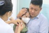 Nhiều phụ huynh đưa trẻ đi tiêm chủng trước khi tựu trường tại VNVC.