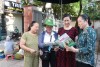 Cán bộ, cộng tác viên làm công tác dân số truyền thông, tư vấn cho người dân về kế hoạch gia đình, sức khoẻ sinh sản cho người dân.