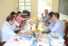Đoàn cán bộ CDC Bến Tre giám sát tình hình phòng, chống dịch đau mắt đỏ tại trường THCS Hưng Khánh Trung B thuộc huyện Chợ Lách.