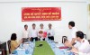 Phó Giám đốc Sở Y tế, Chủ tịch CĐN trao quyết định, tặng hoa cho Bà Nguyễn Thị Long Biên.