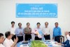 Ban Ban Giám đốc Sở Y tế, Chủ tịch Công đoàn Ngành tặng hoa và trao quyết định cho Ông Phạm Thanh Bình.