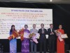 Bà Akemi Bando và Ông Shigeru Shekiya (đứng thứ 2 và 3 bên trái sang) nhận bằng khen của Ủy ban Nhân dân tỉnh trao tặng.
