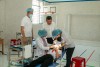 Ths.BS CKII Lê Trung Chánh - Giám đốc BV Răng hàm mặt Trung ương TP.HCM xem công tác khám tại Trường TH An Thới.