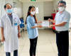 BS Huỳnh Minh Chín, Phó giám đốc Sở Y tế Bình Dương (ngoài cùng, bên phải) trao giấy ra viện cho bệnh nhân.