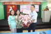 Giám đốc CDC Nguyễn Hữu Định tặng lẳng hoa cho Bà Võ Ái Hòa và đại diện chị, em phụ nữ CDC.
