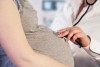 Phụ nữ mang thai nên đến các cơ sở y tế để xét nghiệm sớm HIV.