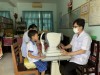 Đoàn bác sĩ thăm khám cho các em học sinh của trường.