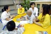 Cán bộ làm CTXH Bệnh viện trò chuyện cùng người nhà bệnh nhân.