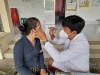 Khám mắt cho người dân tại xã Vĩnh Thành huyện Chợ Lách.