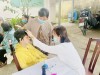 Cán bộ y tế khám mắt cho bà con tại xã Hưng Lễ huyện Giồng Trôm.