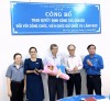Ban giám đốc Sở Y tế, Chủ tịch CĐN trao quyết định và tặng hoa cho Ông Nguyễn Văn Là - Phó Giám đốc Trung tâm Y tế huyện Bình Đại.