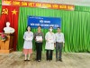 Lãnh đạo tặng giấy khen cho các cá nhân đạt thành tích trong phong trào thi đua của đơn vị năm 2023.