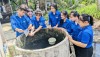 Đoàn viên Thanh niên thực hiện thả cá vào lu nước diệt lăng quăng tại nhà, nơi làm việc.