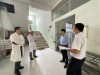 Phó giám đốc CDC Nguyễn Trung Dũng giám sát bệnh Sởi tại BVĐKKV Ba Tri.
