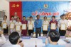 Đ/c Nguyễn Chí Đông - Chủ tịch Công đoàn ngành Y tế lên trao quyết định cho các CĐV công ty.