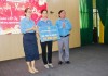 Đ/c Dương Thị Như Ngọc và Đ/c Nguyễn Chí Đông trao bảng tượng trưng cho đoàn viên Dương Thị Thanh Hằng để xây dựng nhà “Mái ấm ngành Y”.