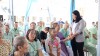 Bà Nguyễn Thị Bé Mười, Tỉnh ủy viên, Phó chủ tịch UBND tỉnh Vĩnh Long ân cần thăm hỏi các bệnh nhân.
