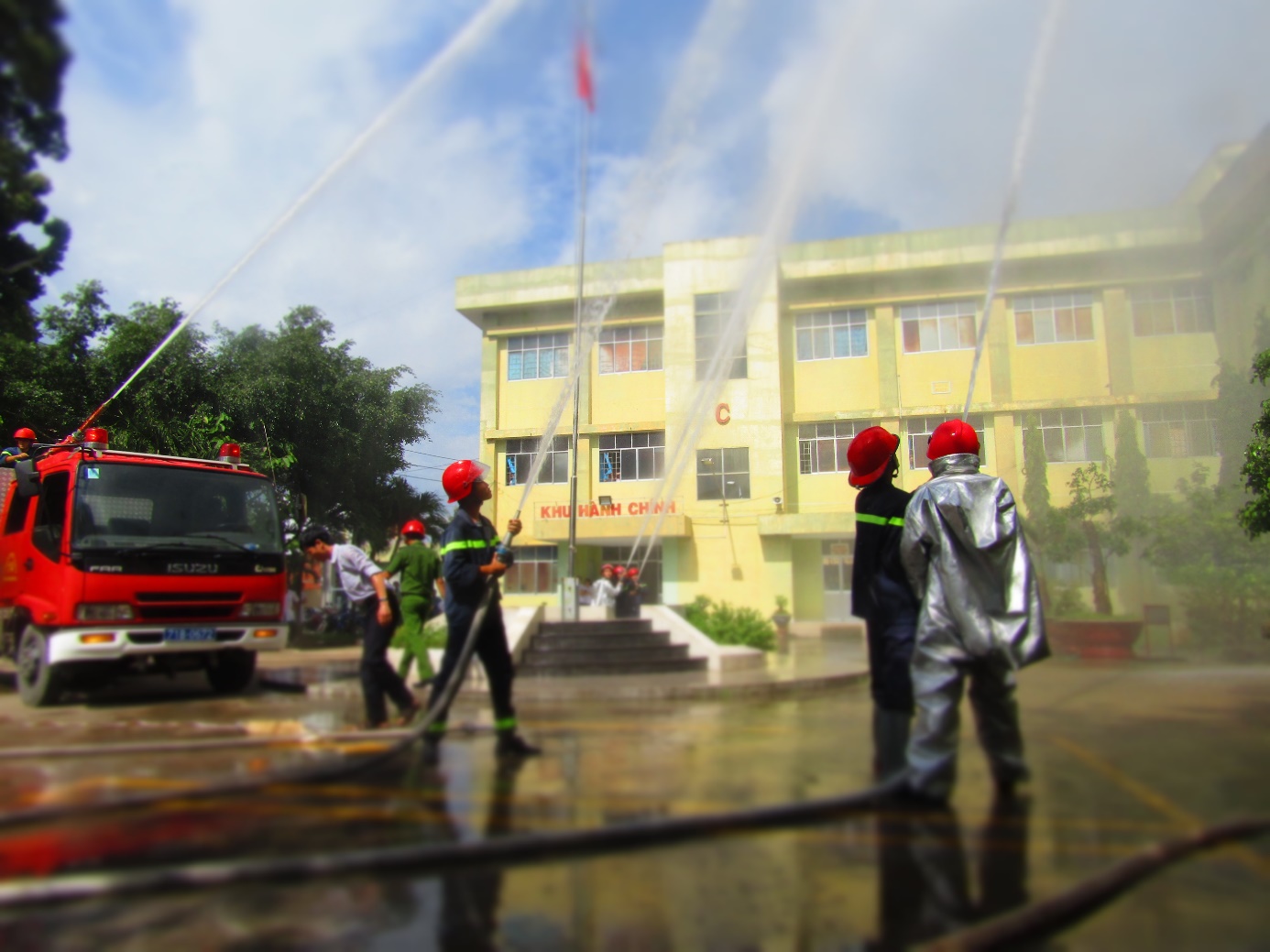 Lực lượng PCCC cơ sở phối hợp Cảnh sát PCCC tham gia chữa cháy