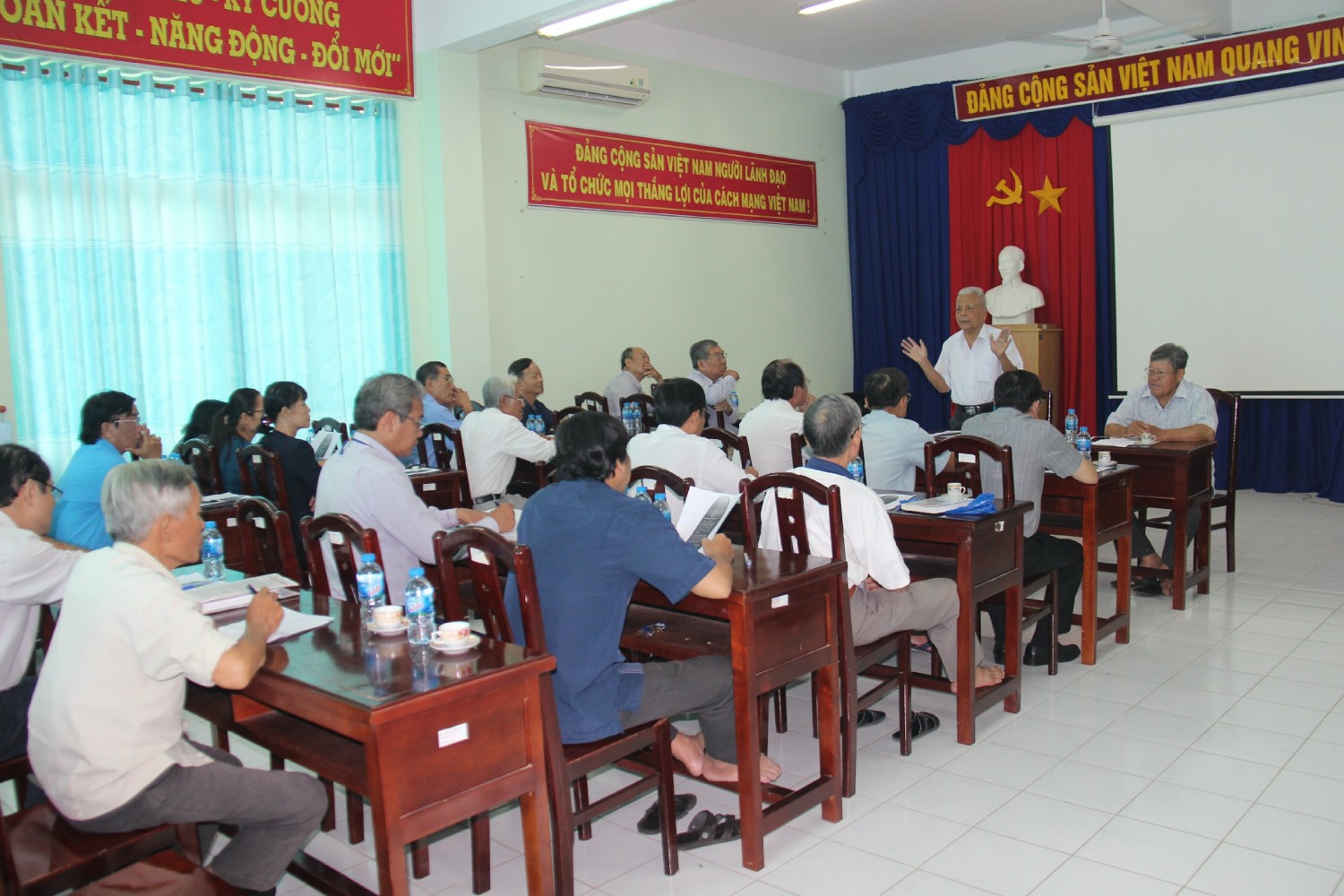 Ông Đặng Sưỡng – Nguyên Giám đốc Sở Y tế phát biểu ý kiến tại buổi hội thảo.