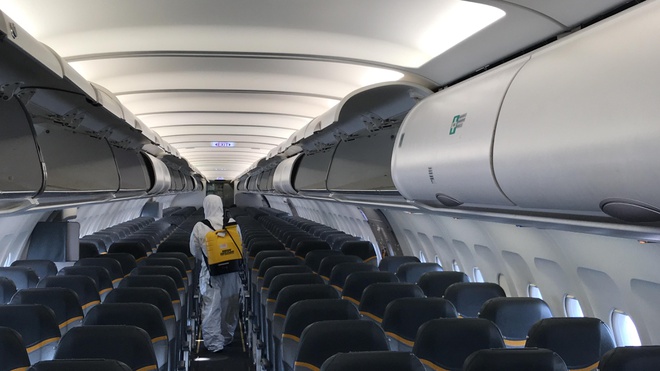 Phun khử khuẩn trên máy bay sau khi hạ cánh. Ảnh: HCDC.