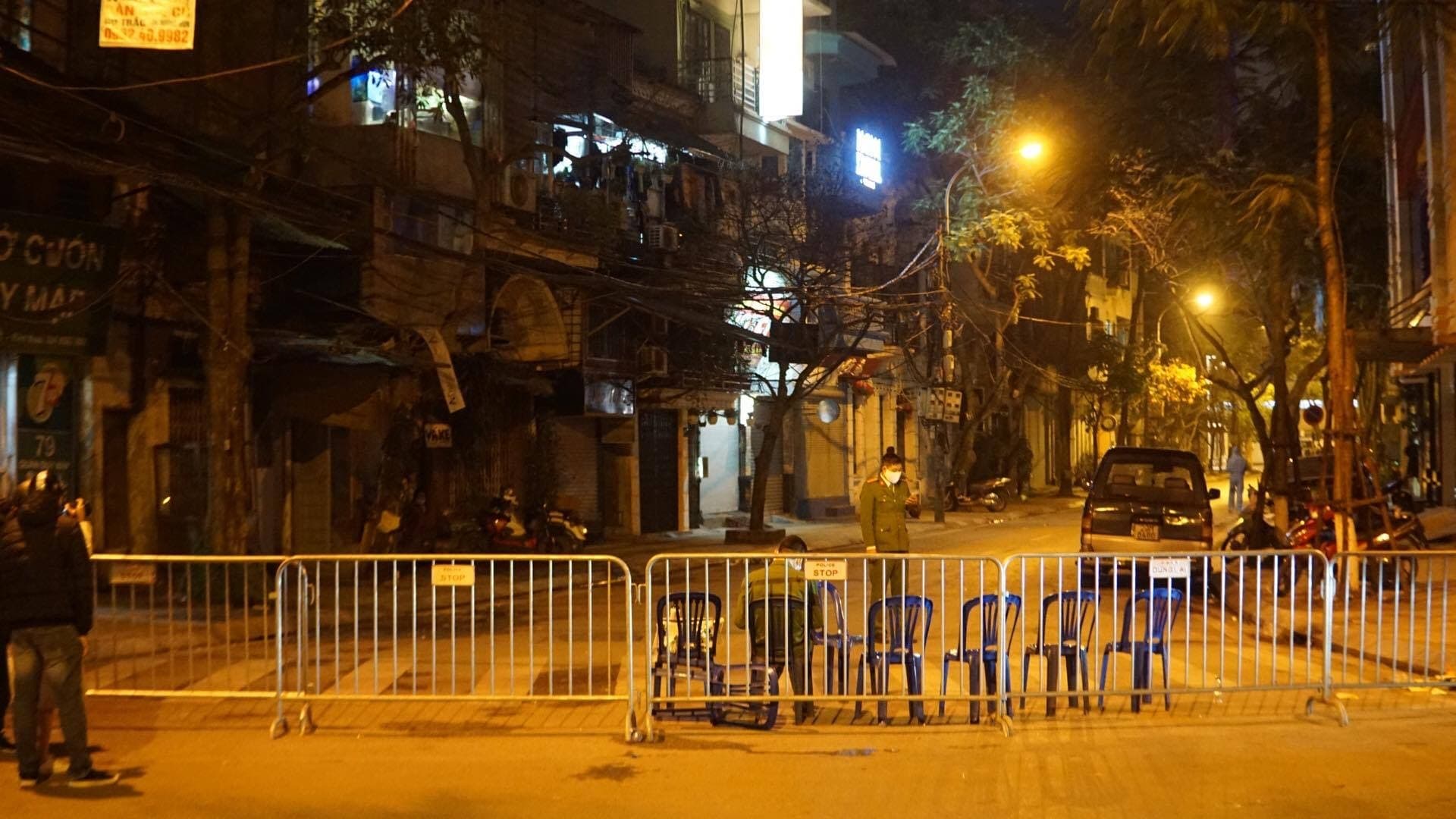 Cơ quan chức năng lập rào chắn, khoanh vùng khu phố để thực hiện các biện pháp theo quy định.