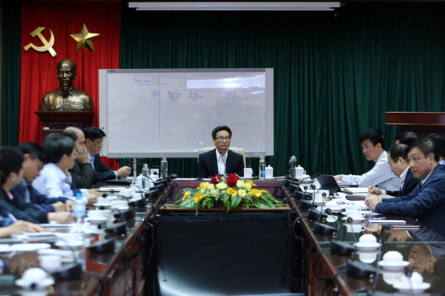 Phó Thủ tướng Vũ Đức Đam, Trưởng Ban Chỉ đạo Quốc gia phòng chống bệnh viêm đường hô hấp cấp do chủng mới của virus Corona chủ trì cuộc họp.