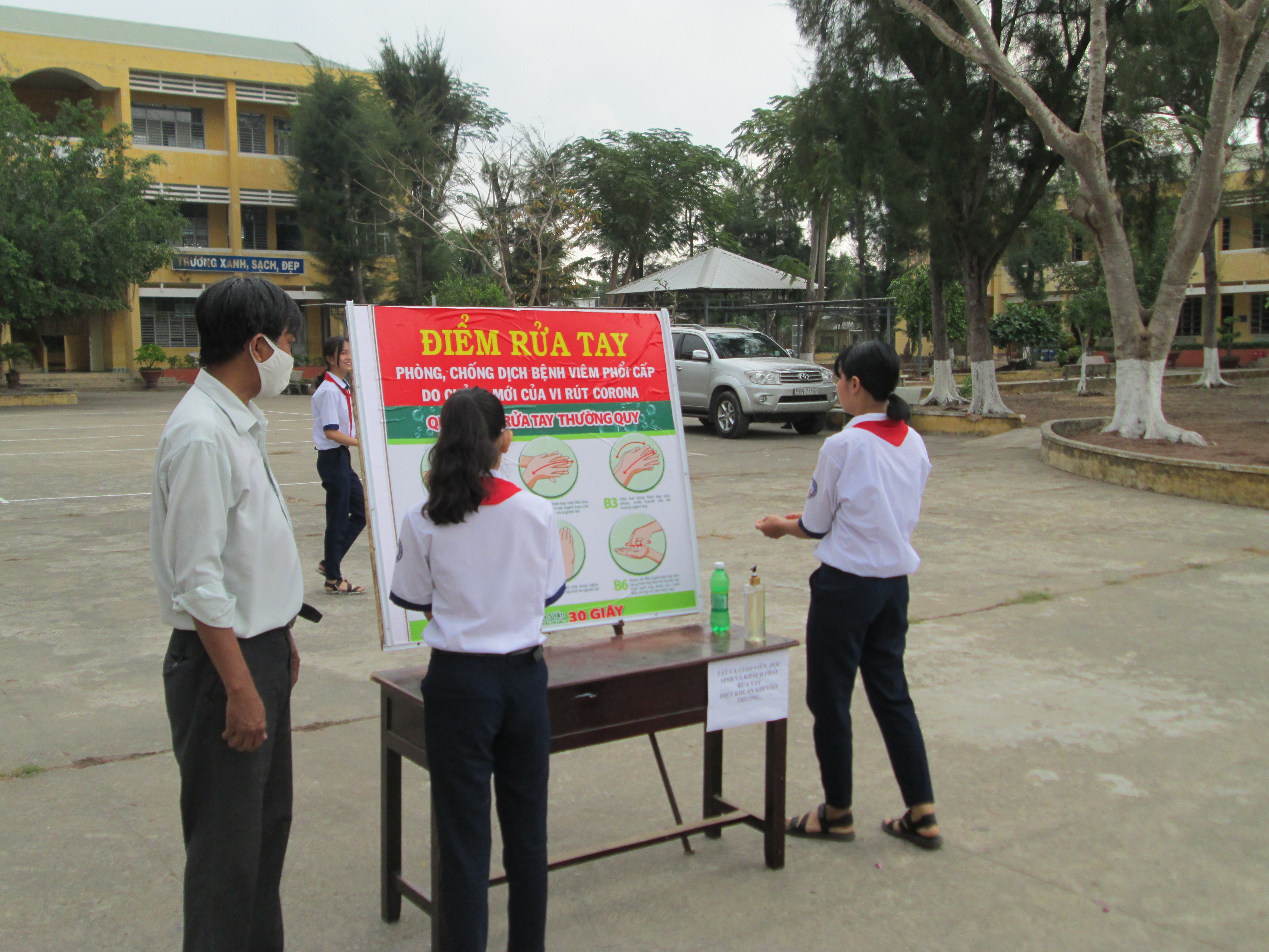 Hướng dẫn qui trình rửa tay cho các cháu học sinh