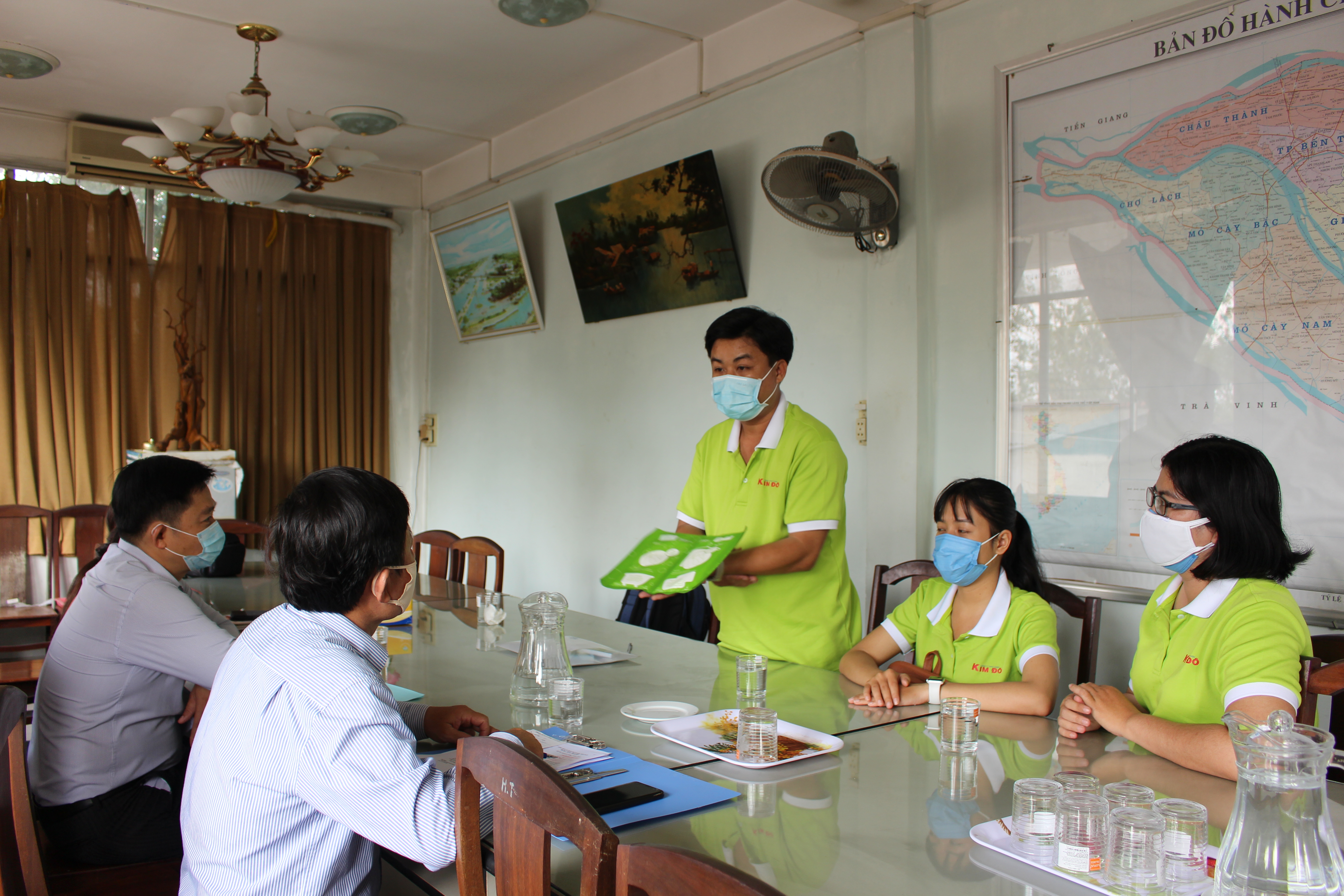 Đại diện Công ty TNHH thương mại dịch vụ T.H.P giới thiệu bộ sản phẩm khăn tắm khô BRE