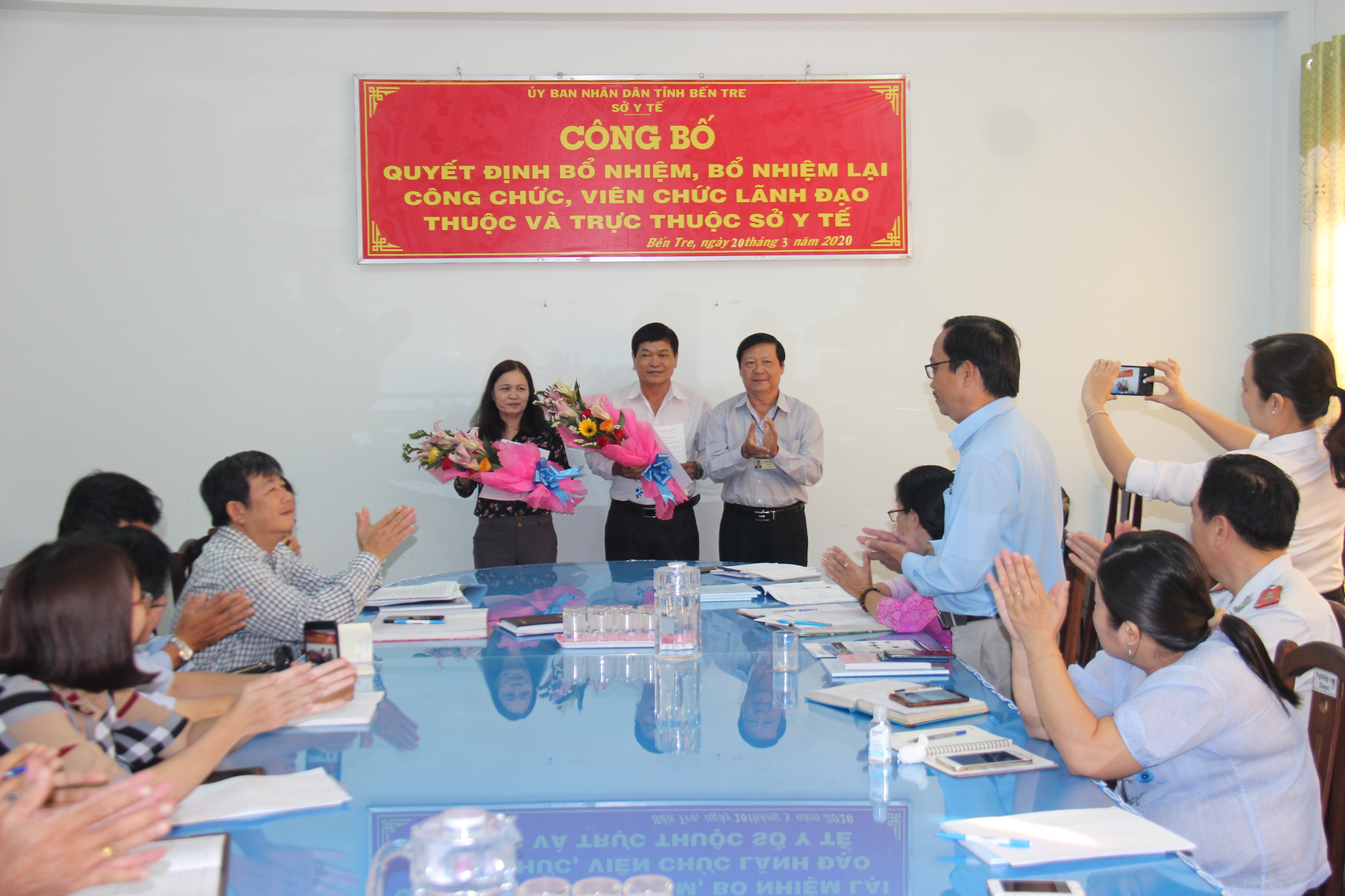 Ông Võ Hồng Khanh - Phó Giám đốc Sở Y tế tặng hoa và trao quyết định cho Bà Huỳnh Thị Em và Ông Bùi Văn Quang