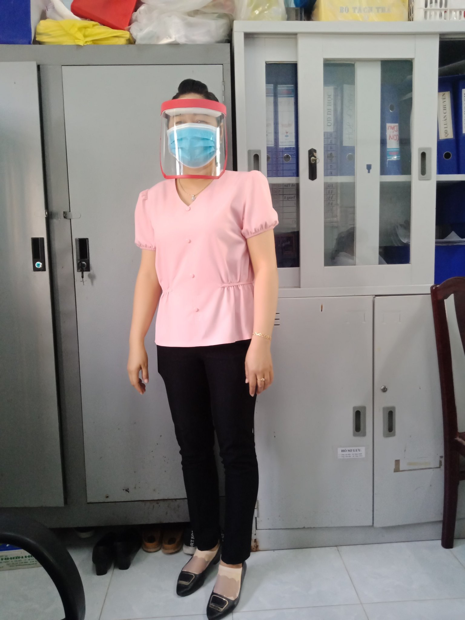 Y bác sĩ  BV. YHCT Bến Tre, TTYT Mỏ Cày Bắc làm mặt nạ phòng chống dịch Covid-19