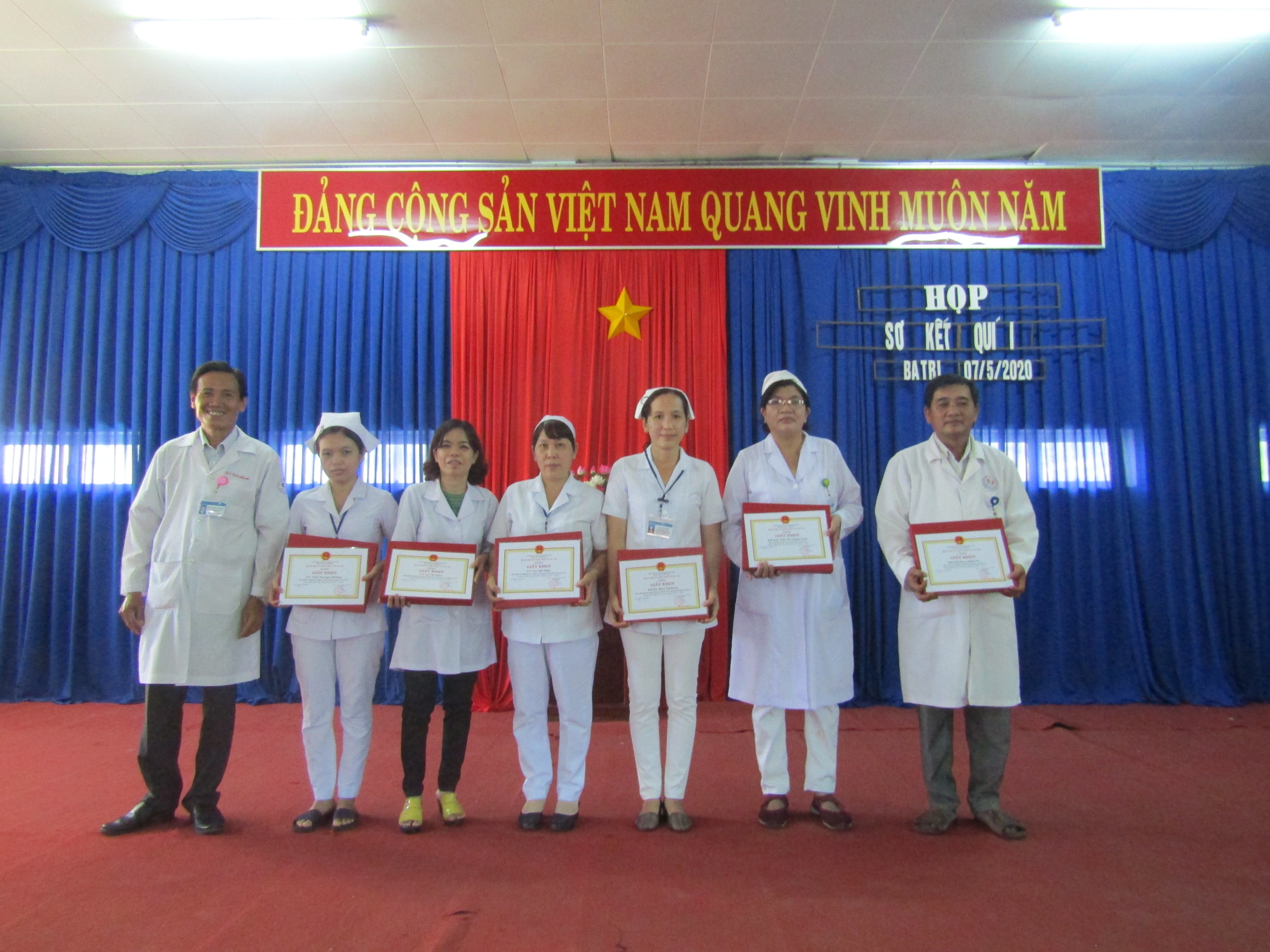 Tặng giấy khen cho cá nhân xuất sắc trong phong trào thi đua giai đoạn 2015 - 2019