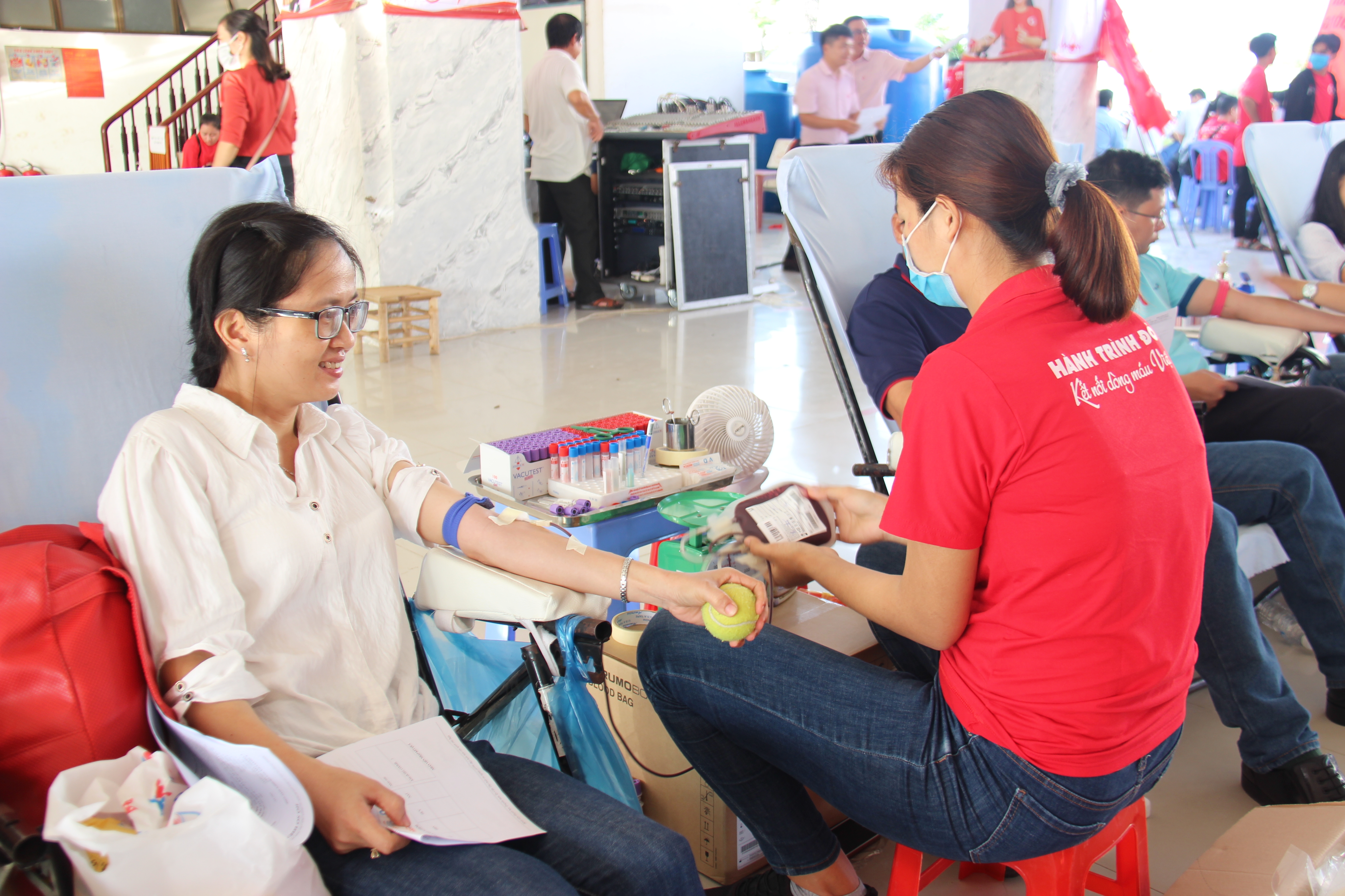 Cán bộ Ngành y tế tham gia hiến máu tình nguyện