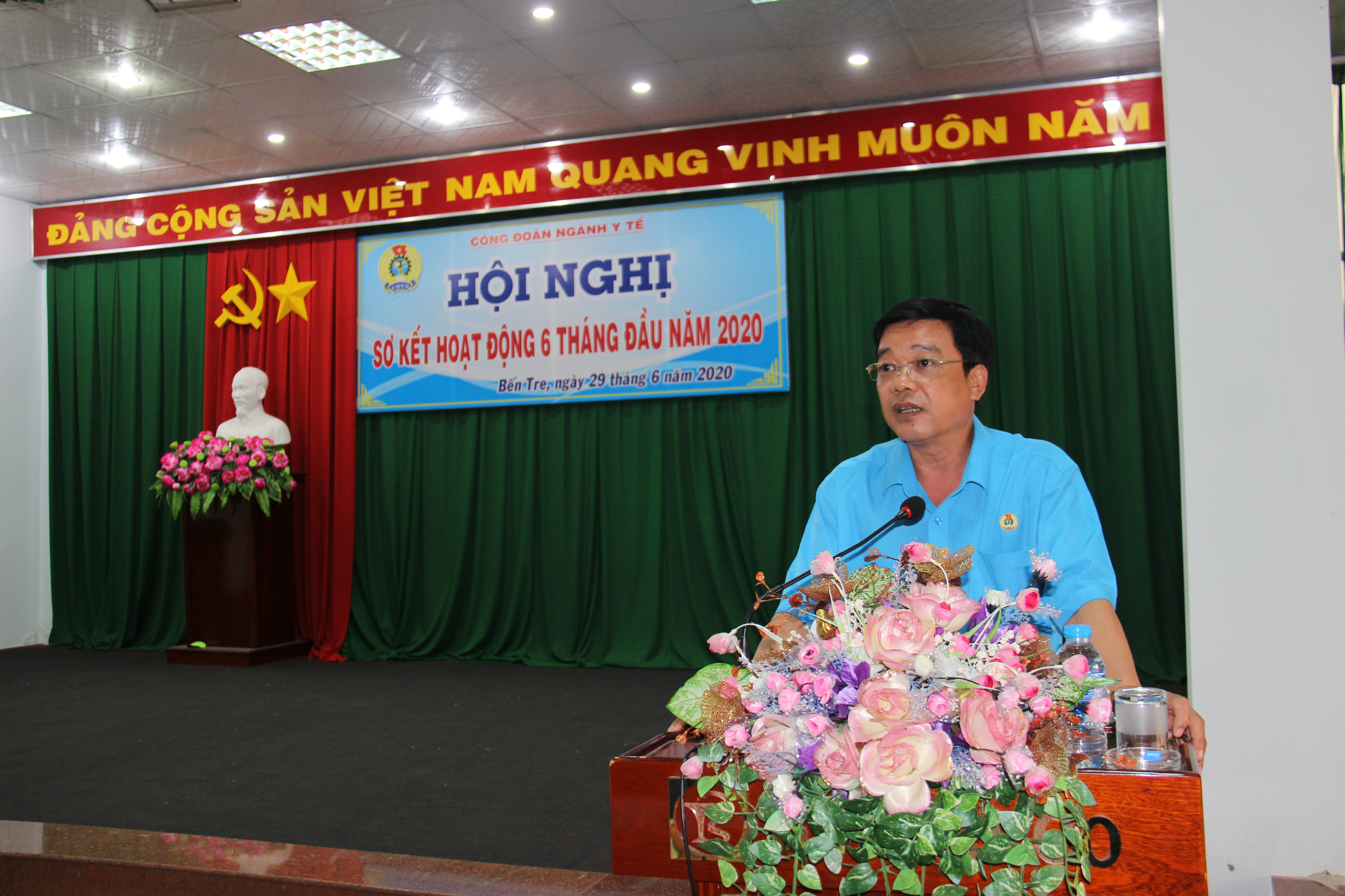 Đ/c Huỳnh Văn Tấn, Phó chủ tịch thường trực LĐLĐ tỉnh phát biểu tại Hội nghị