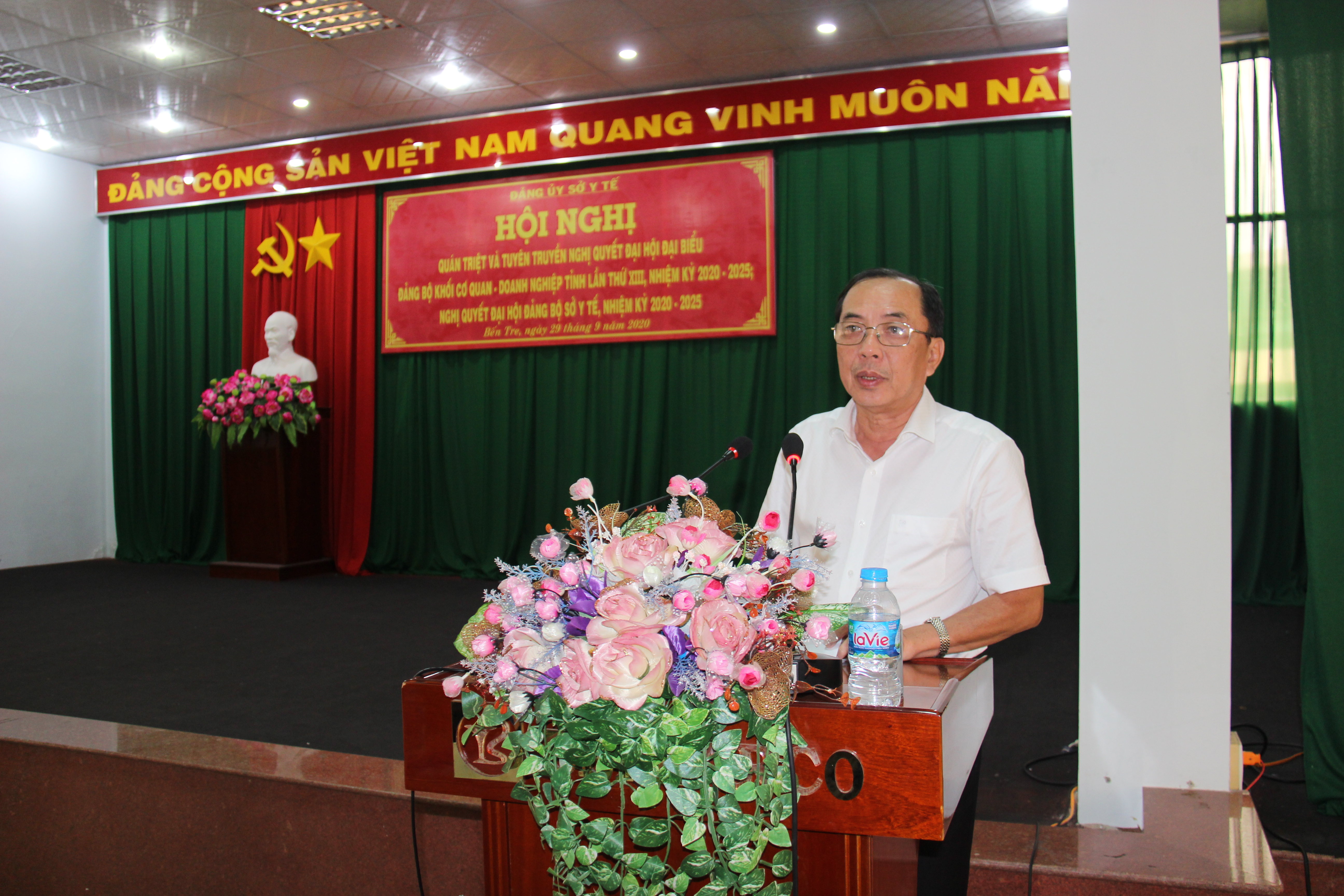 Đồng chí Phạm Quốc Tuấn - Phó Bí thư Đảng ủy, Phó giám đốc Sở Y tế báo cáo tại lớp học