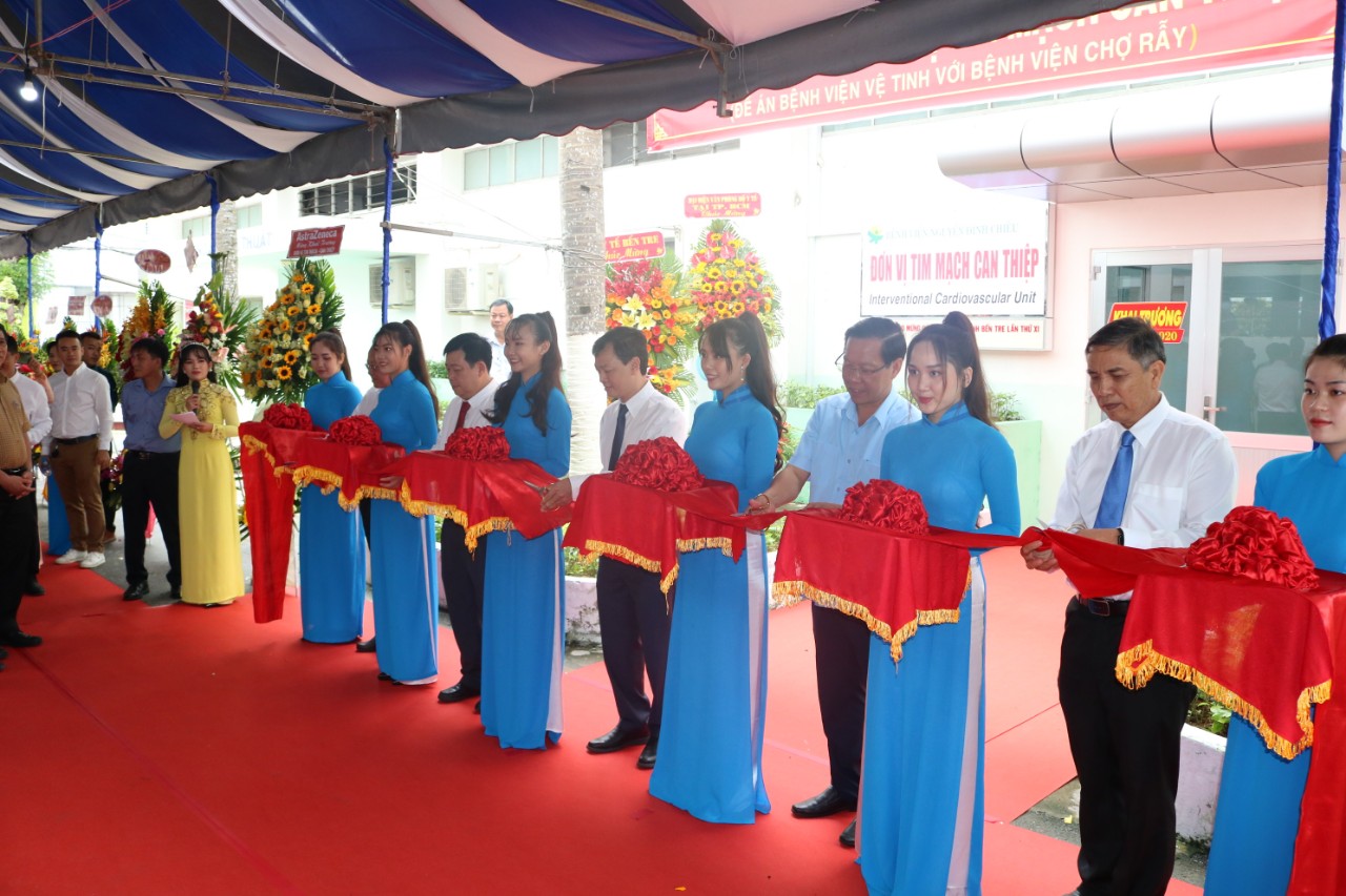 Lãnh đạo tỉnh Bến Tre cắt băng khánh thành khu điều trị DSA