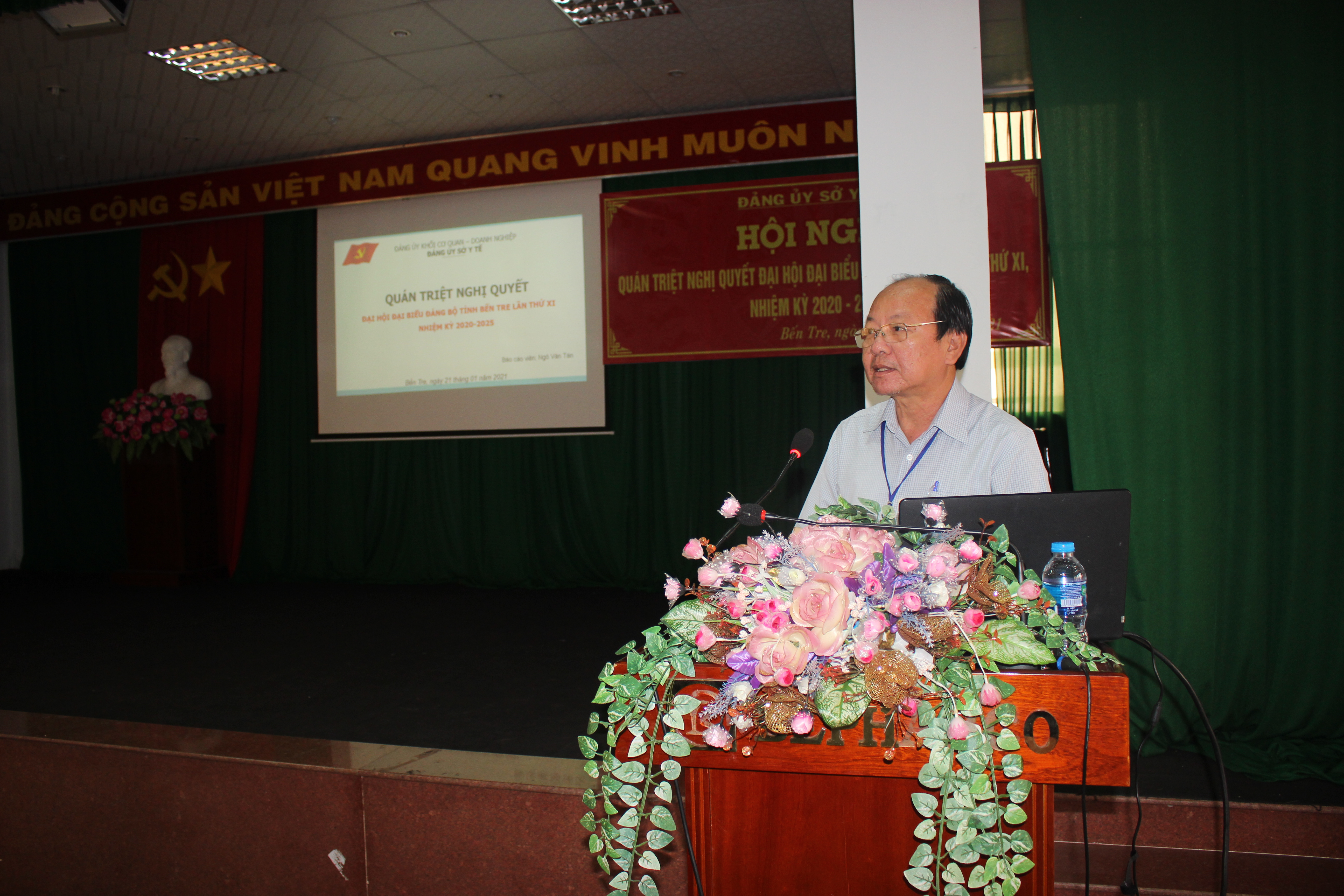 Đồng chí Ngô Văn Tán - Bí thư đảng ủy Sở Y tế báo cáo tại Hội nghị