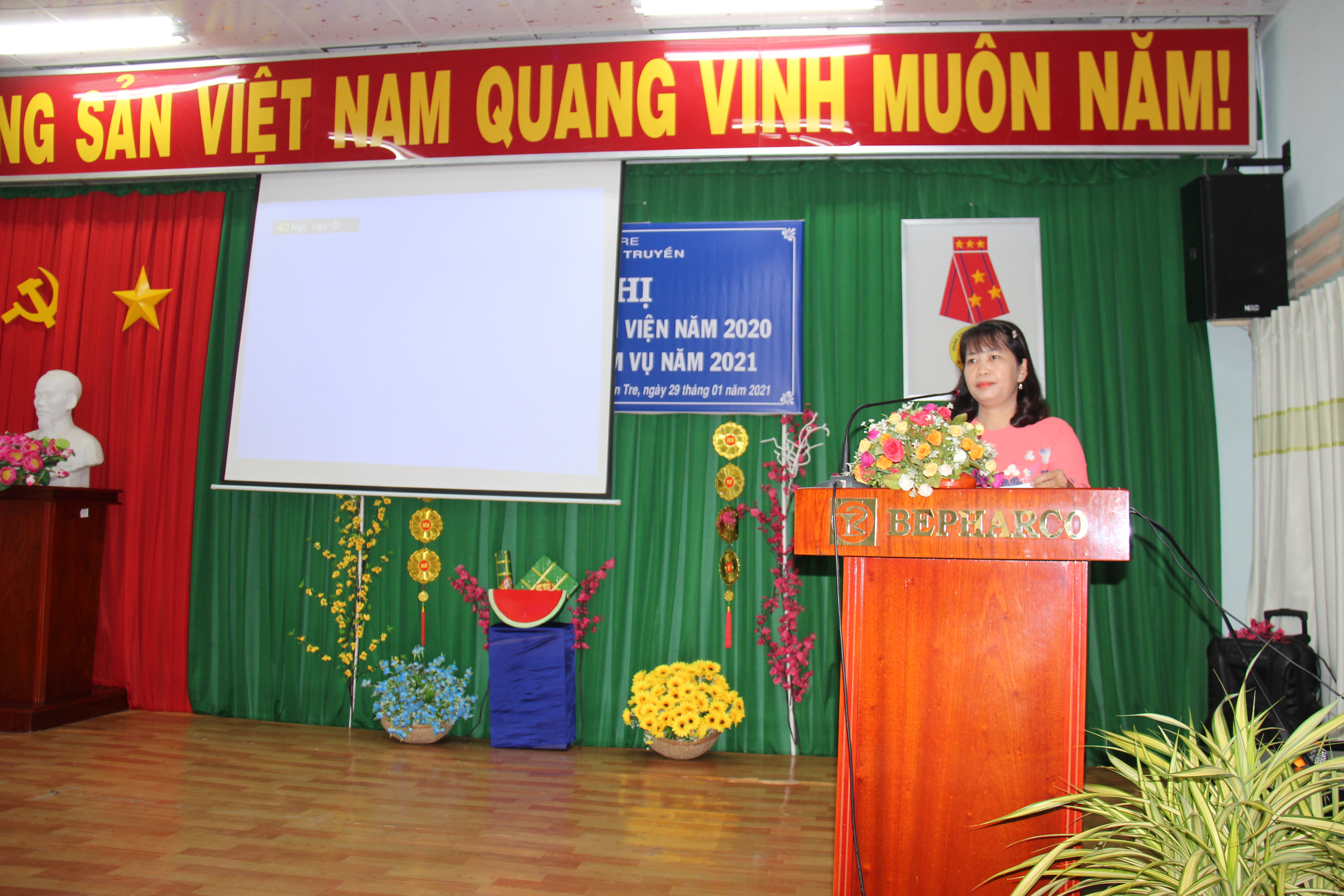 Bs Lê Thị Hồng Liên - Phó giám đốc BV YHCT phát biểu tại Hội nghị