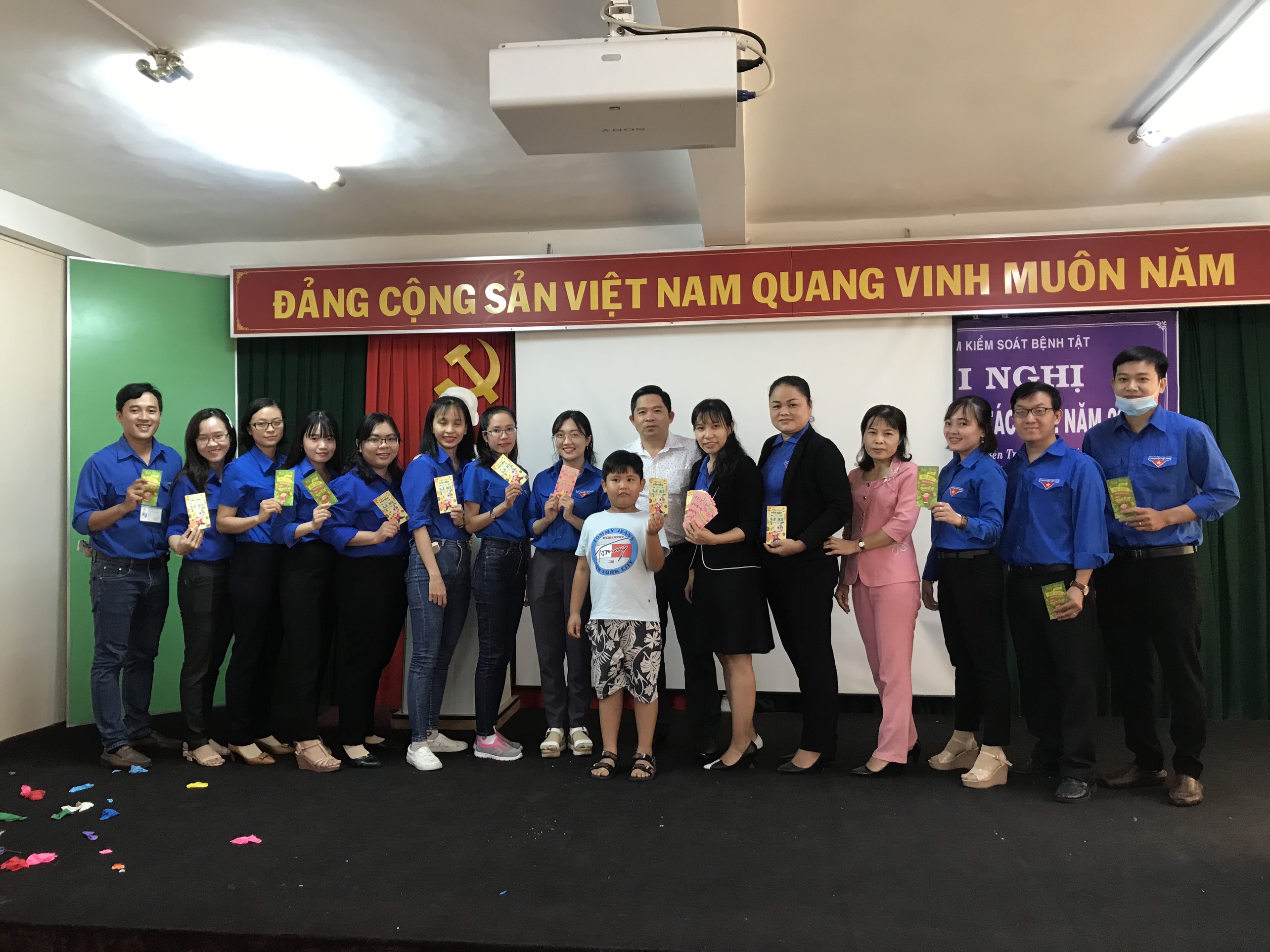 Các bạn đoàn viên chụp ảnh lưu niệm sau đại hội