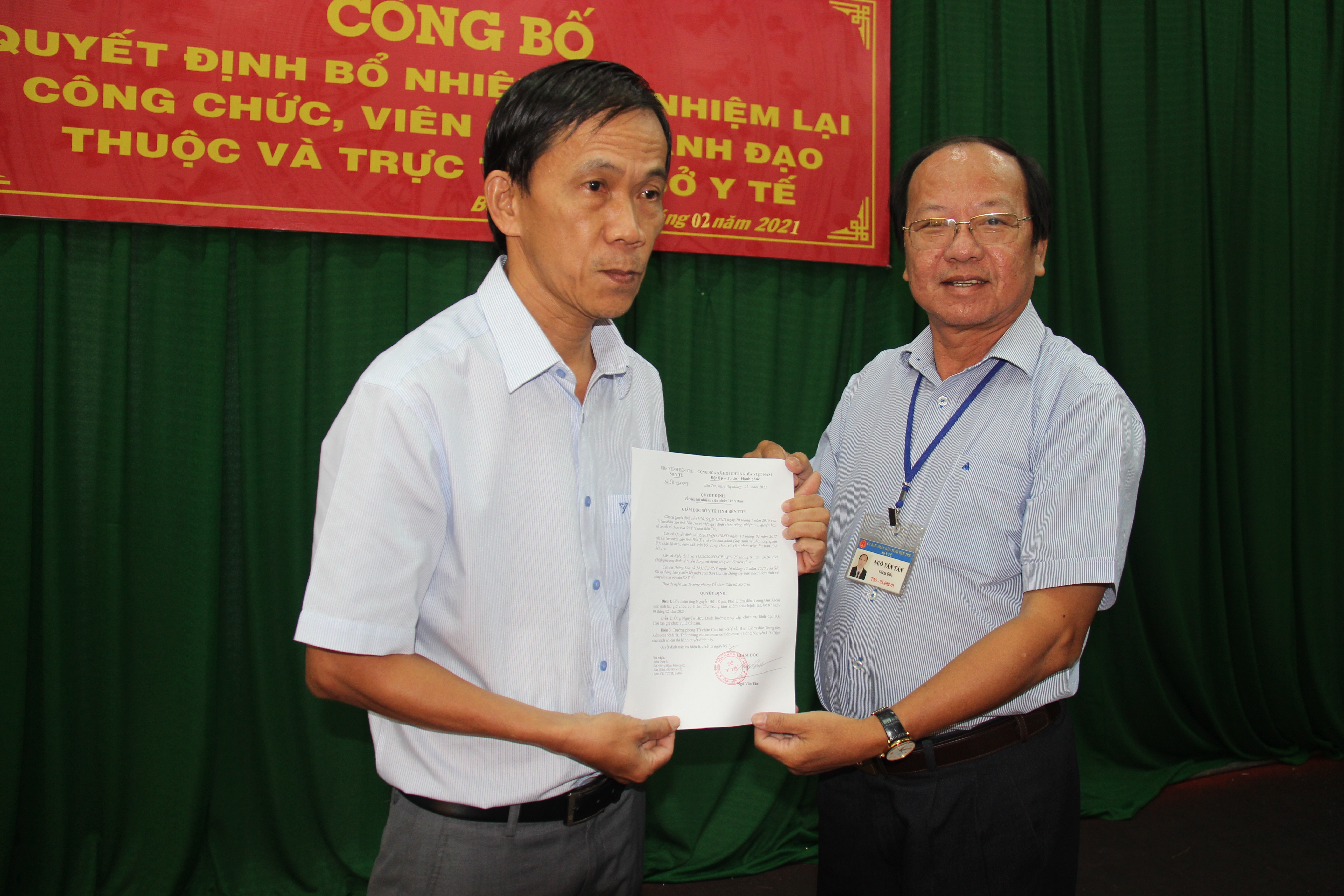 Giám đốc Sở Y tế Ngô Văn Tán trao quyết định bổ nhiệm Giám đốc Trung tâm Kiểm soát bệnh tật cho Ông Nguyễn Hữu Định