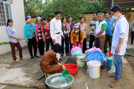 Nhân viên y tế hướng dẫn bà con tẩm mùng bằng hóa chất phòng chống muỗi gây bệnh Sốt rét
