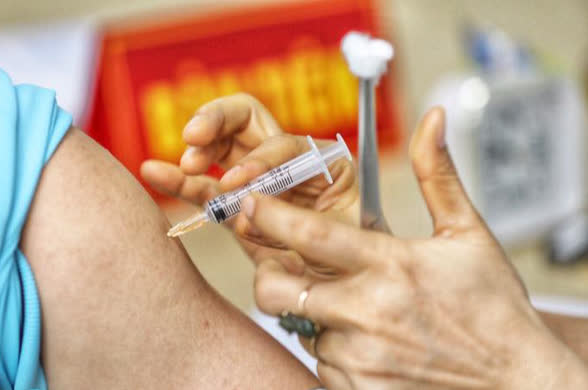 Tiêm thử nghiệm lâm sàng vaccine