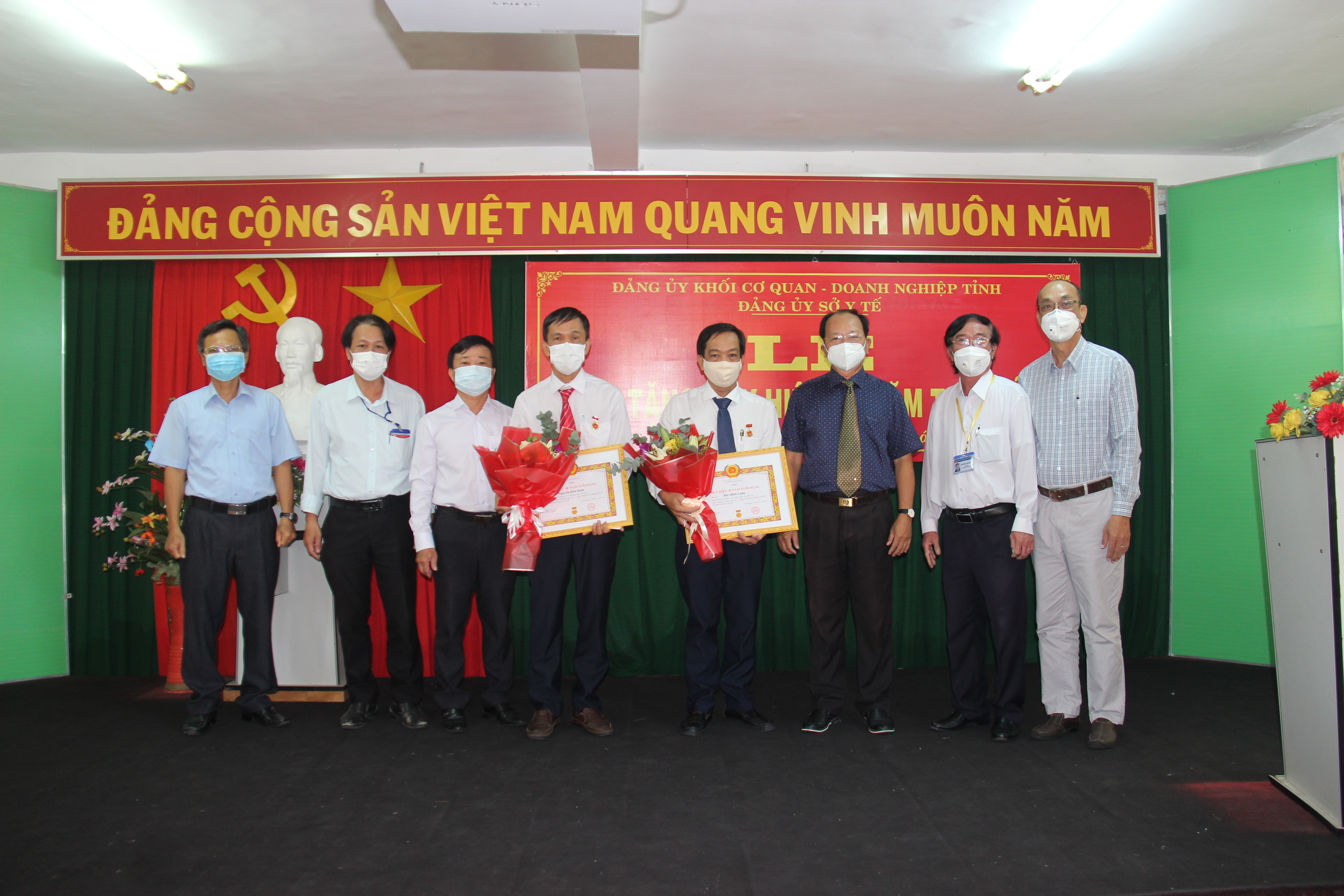 Đồng chí Bùi Minh Luân và Nguyễn Hữu Định (đứng giữa)