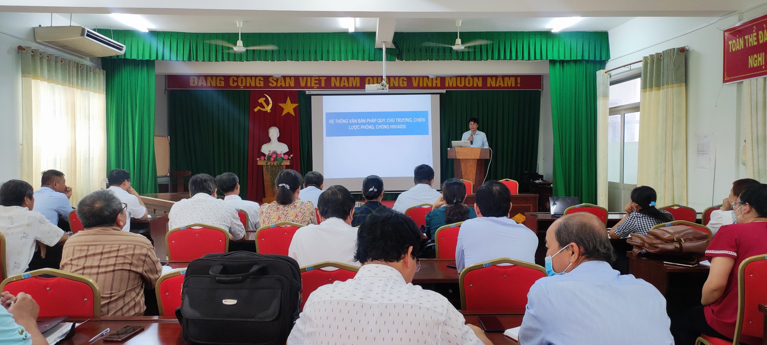 Phó giám đốc CDC Nguyễn Trung Dũng báo cáo tại lớp tập huấn.