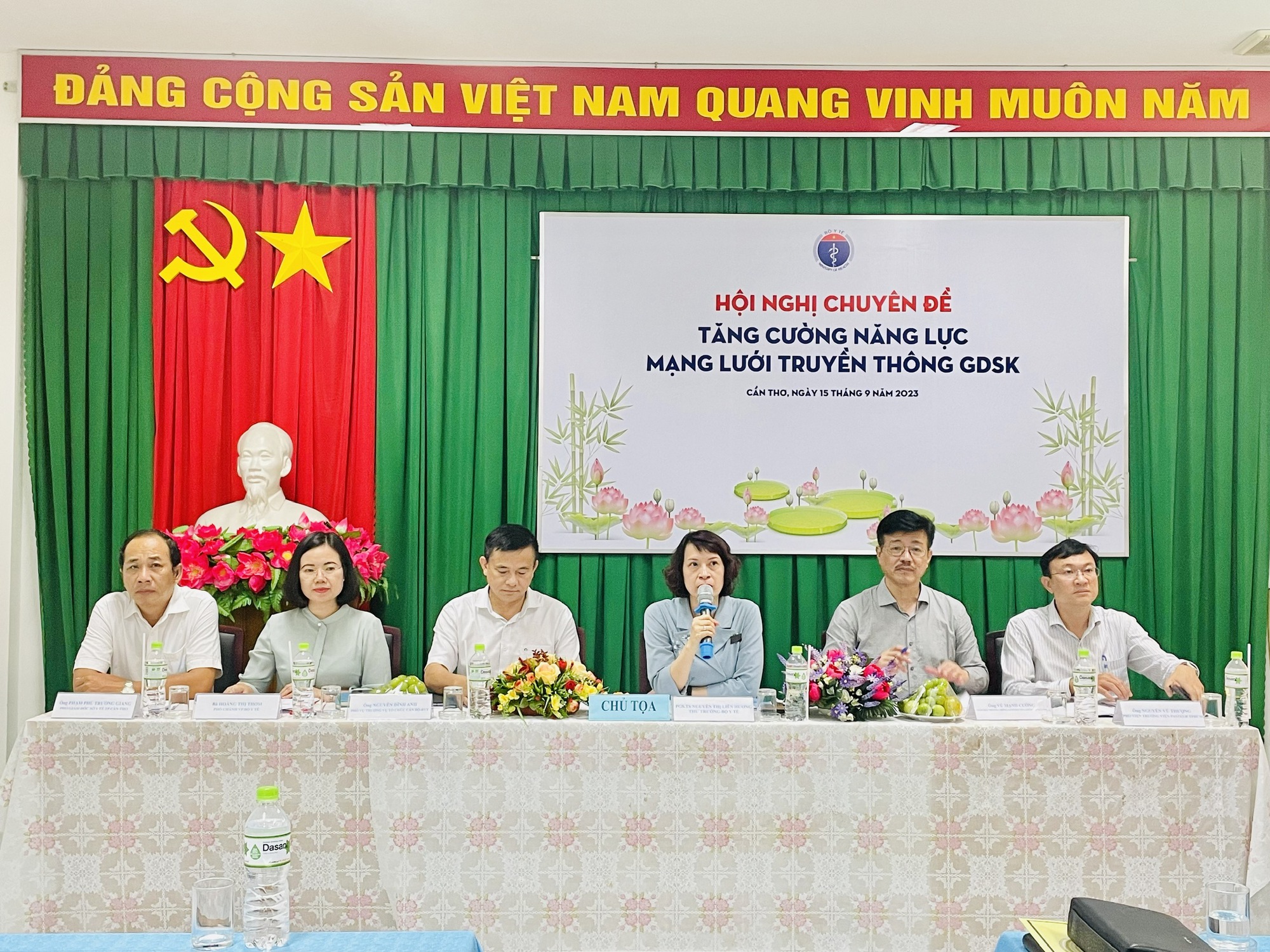 PGS.TS Nguyễn Thị Liên Hương (thứ ba từ phải sang) - Thứ trưởng Bộ Y tế chủ trì thảo luận tại hội nghị.