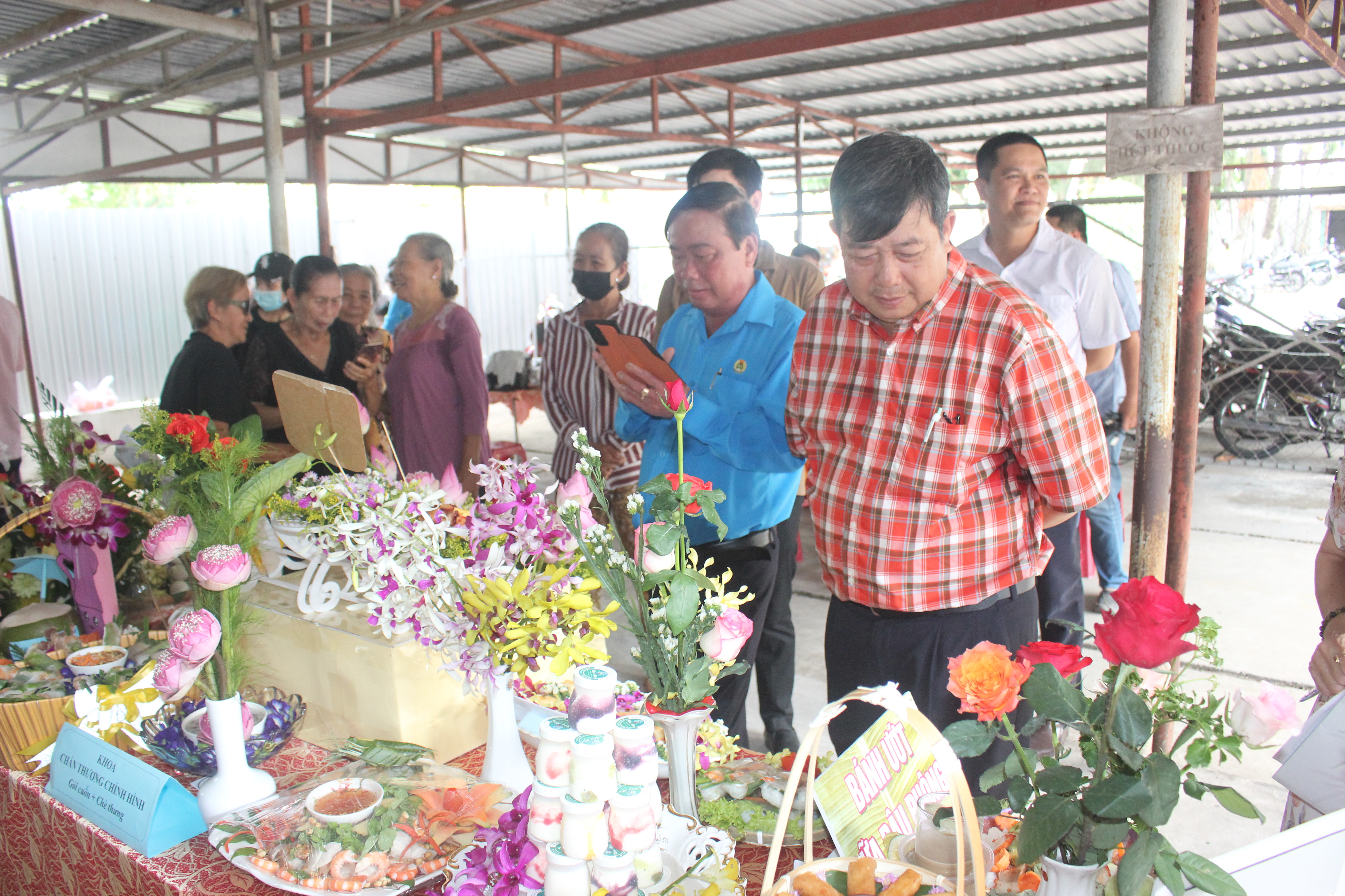 Các đại biểu tham quan khu trưng bày sản phẩm.